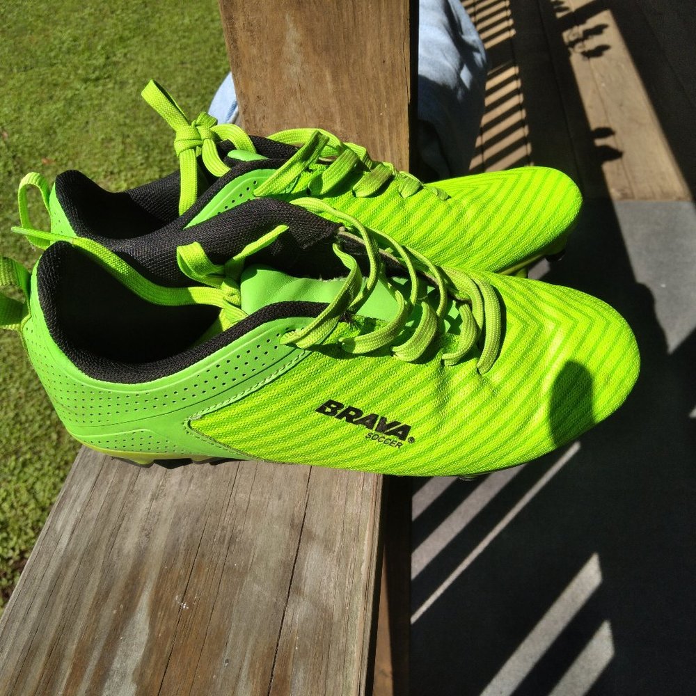 Brava boys soccer shoes size 4D green